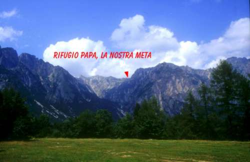 Rifugio Papa visto dal campo